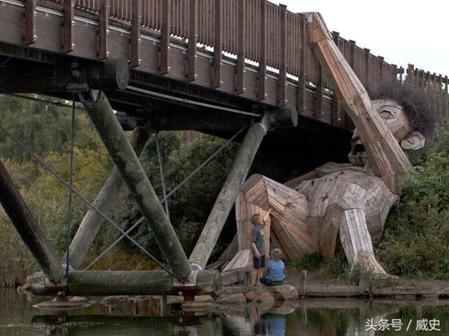 他用回收木材制造的超吸睛雕塑巨人